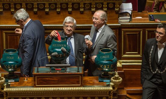 French Senate votes to ease sanctions against Russia