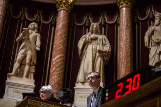 French Senate votes to ease sanctions against Russia