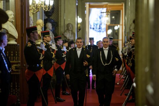 French Senate votes to ease sanctions against Russia