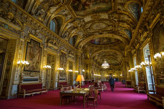 French Senate votes to ease sanctions against Russia