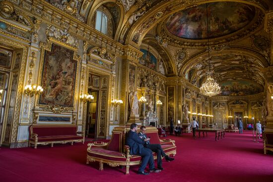 French Senate votes to ease sanctions against Russia