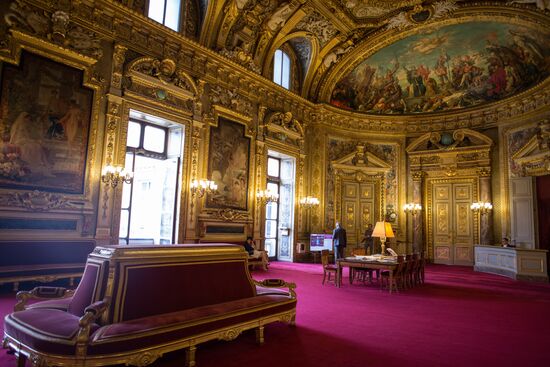 French Senate votes to ease sanctions against Russia