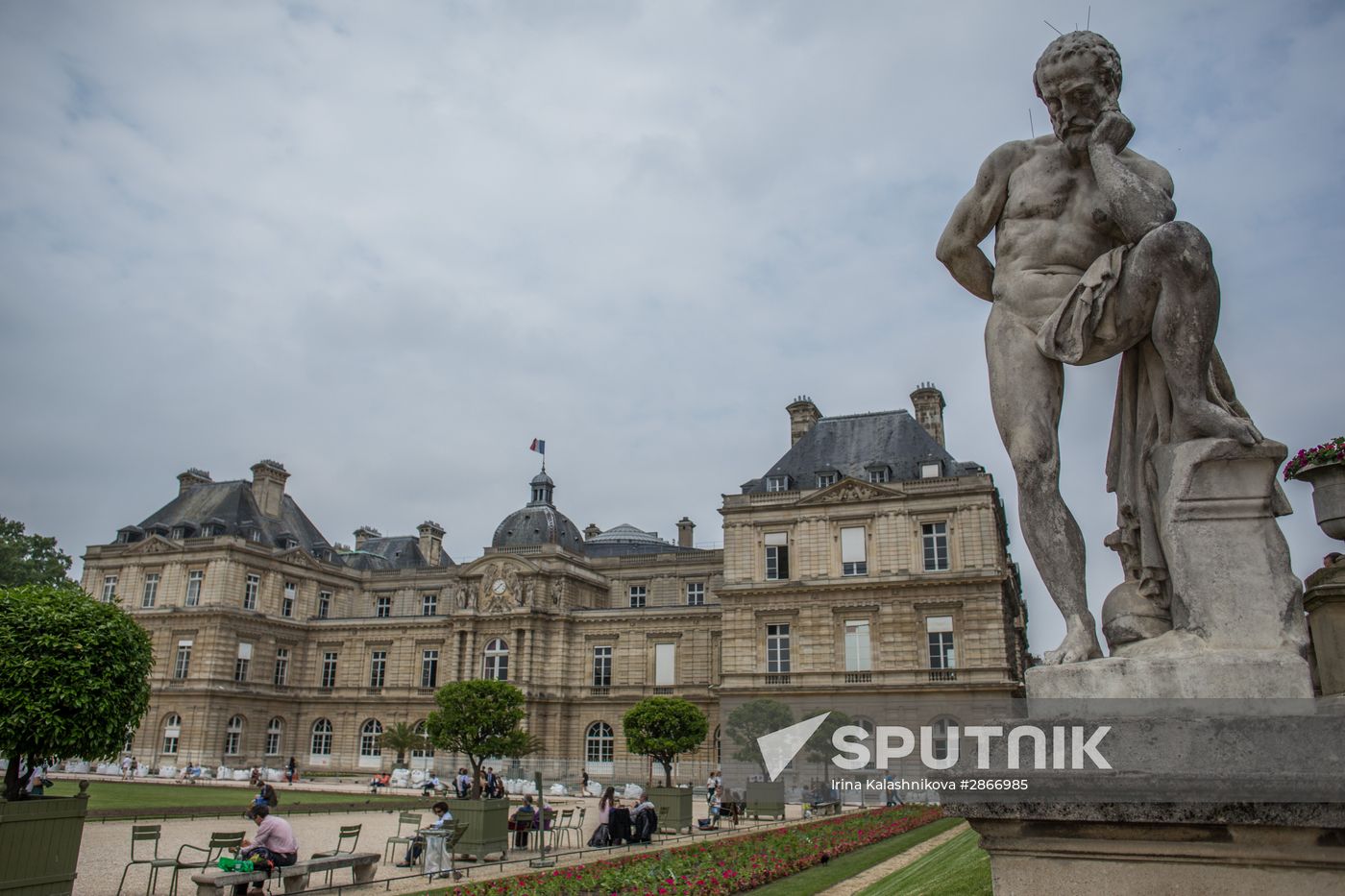 French Senate votes to ease sanctions against Russia