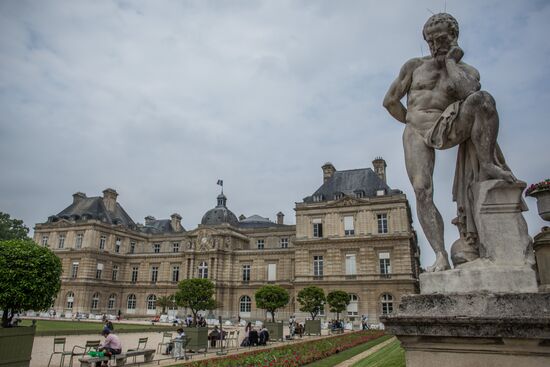 French Senate votes to ease sanctions against Russia