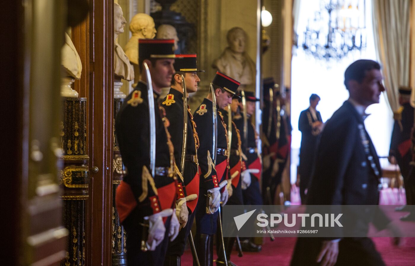 French Senate votes to ease sanctions against Russia