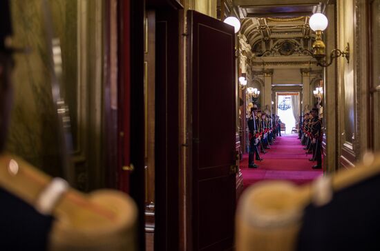 French Senate votes to ease sanctions against Russia