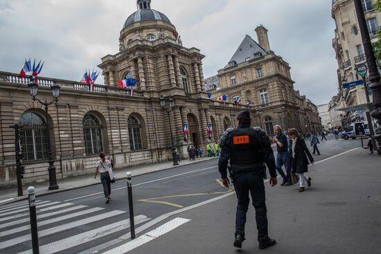 French Senate votes to ease sanctions against Russia