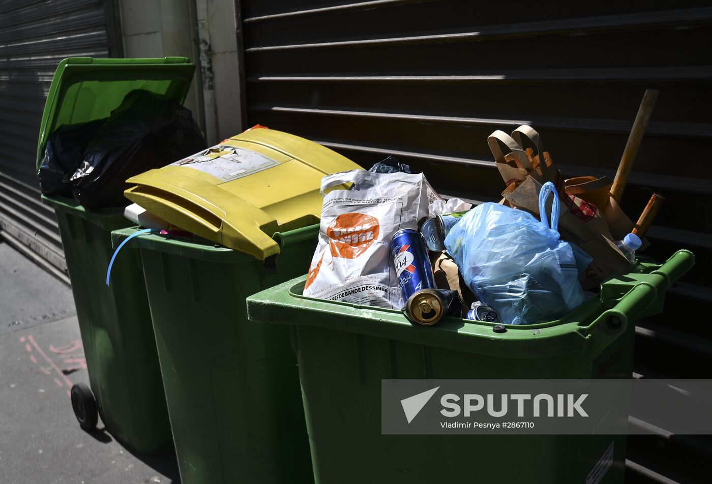 Trash piles up on strees of Paris as utility workers strike