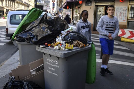 Trash piles up on strees of Paris as utility workers strike
