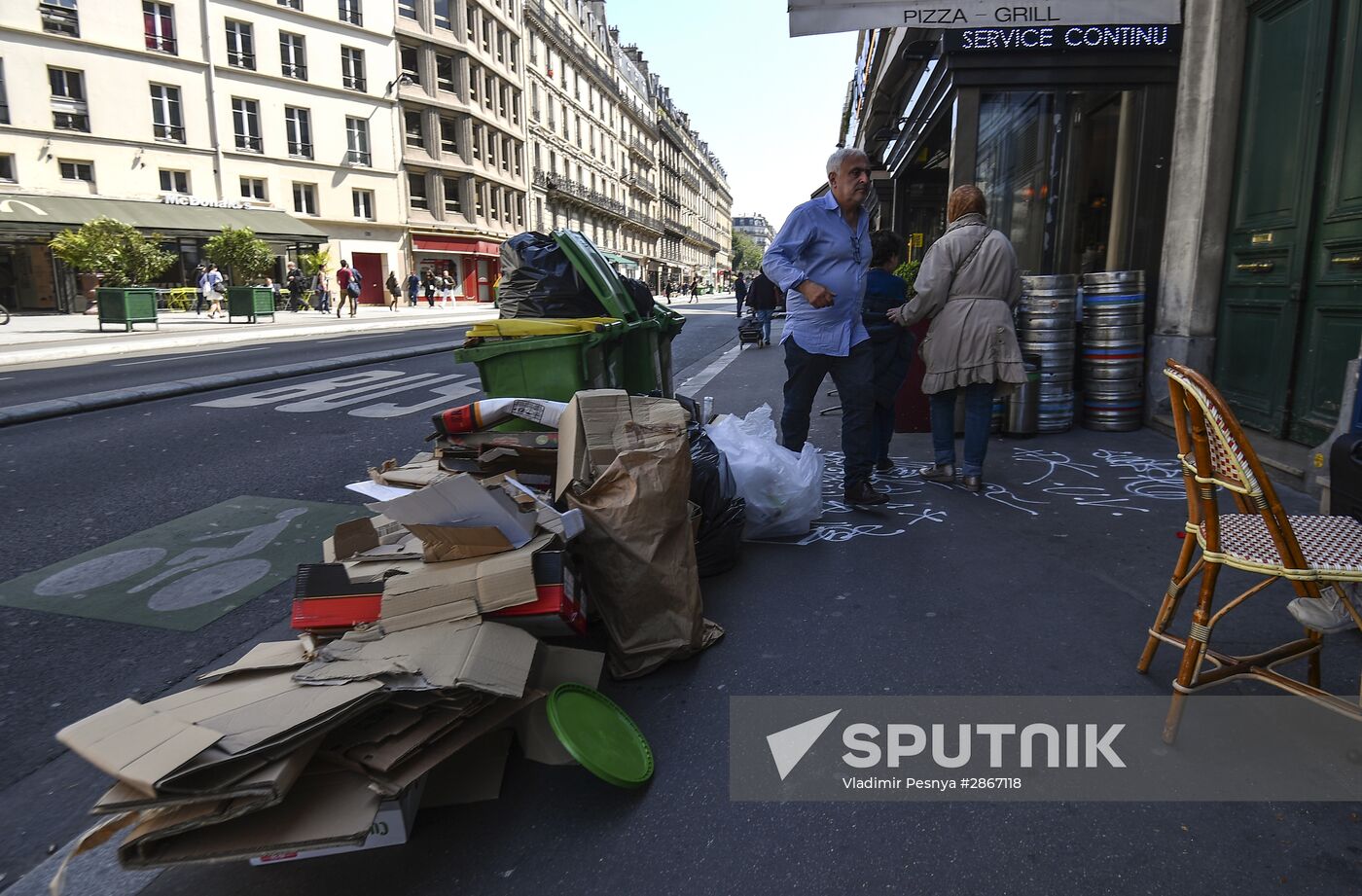 Trash piles up on strees of Paris as utility workers strike