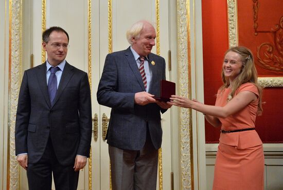 Presenting state awards to culture and art workers