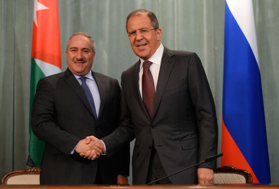 Russian Foreign Minister Sergei Lavrov and his Jordanian counterpart meet in Moscownf f