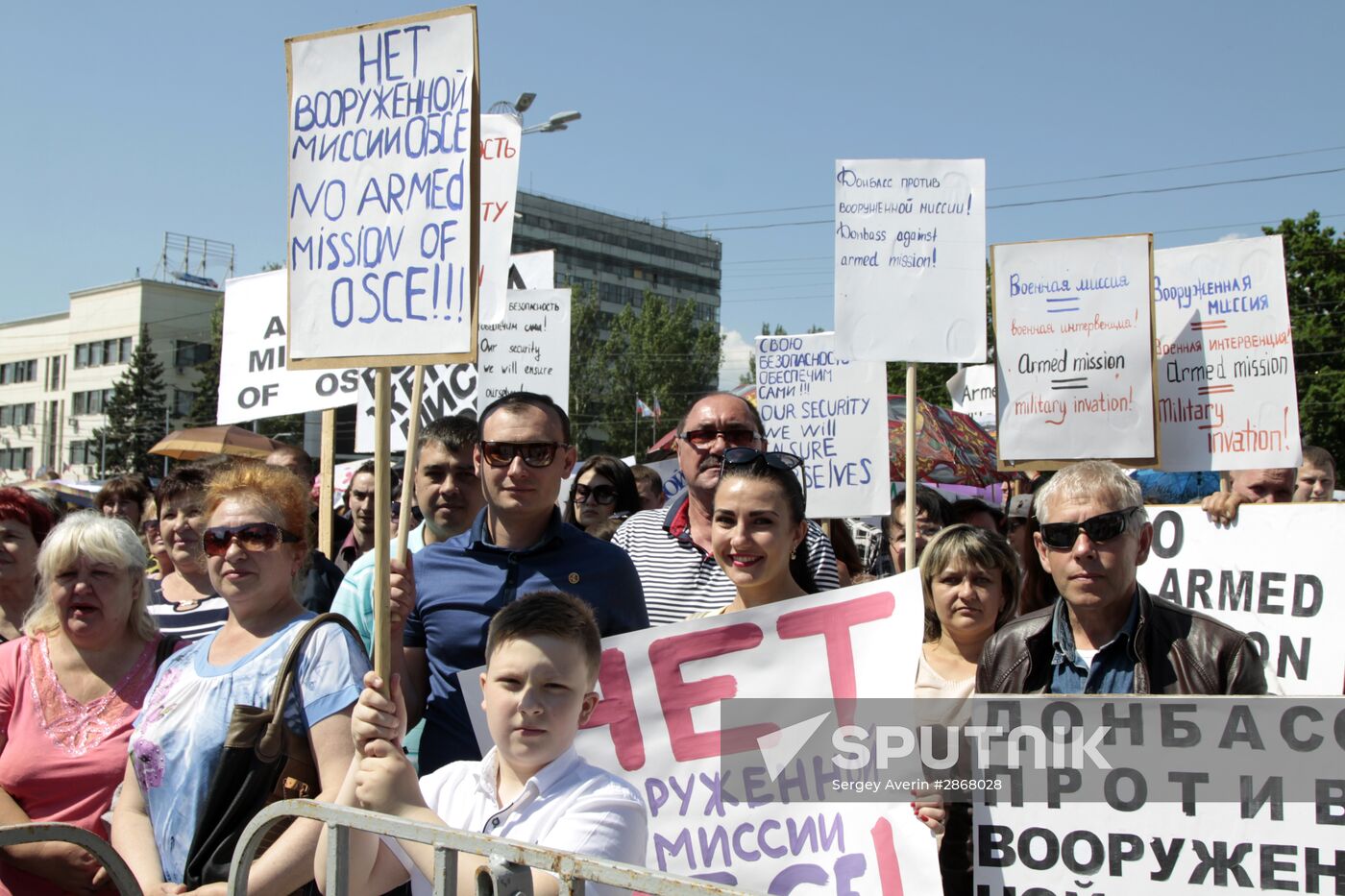 Rally in Donetsk protests against deployment of armed OSCE mission