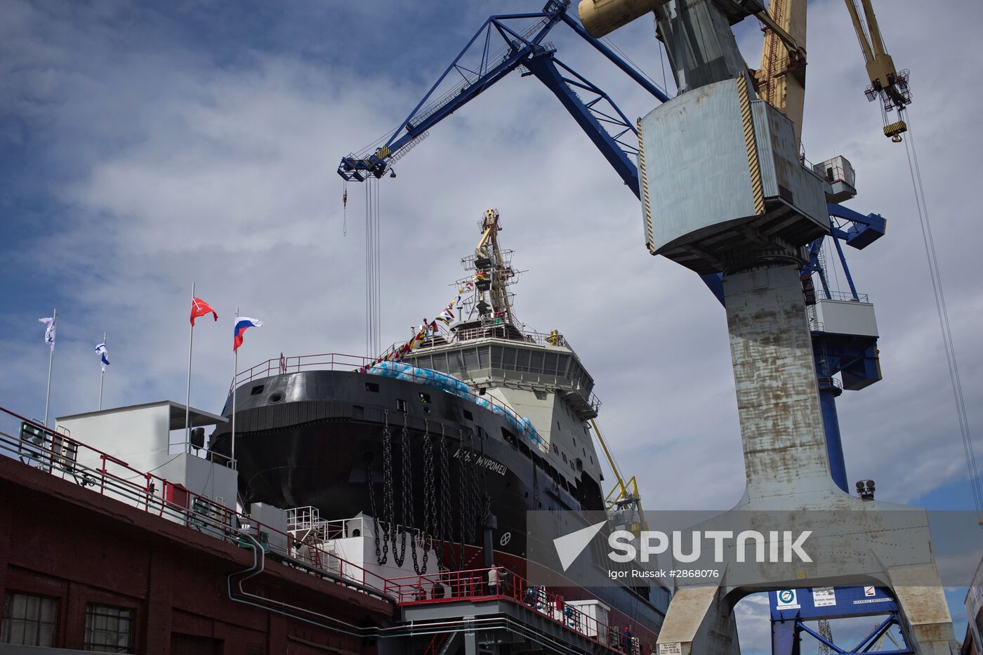 The Ilya Muromets icebreaker floated in St. Petersburg