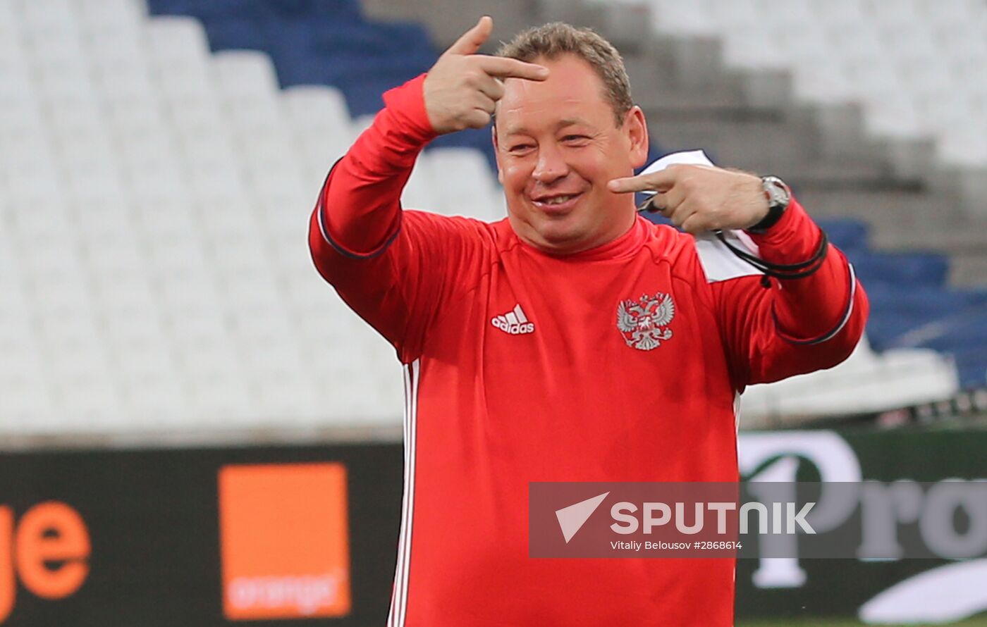 Leonid Slutsky, head coach of the Russian national football team, during the team's training session ahead of the group stage match with the English national team on the Stade Vélodrome at the 2016 UEFA European Championship. Location: France, Marseille. Author: Vitaliy Belousov/Sputnik. Football. 2016 European Championship. Training session of Russian national team
