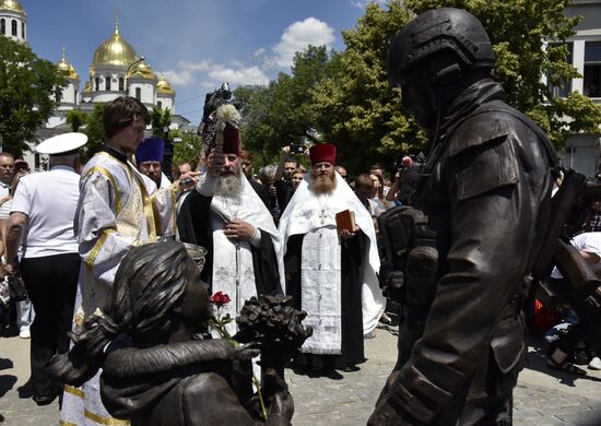 Polite People monument unveiled in Crimea