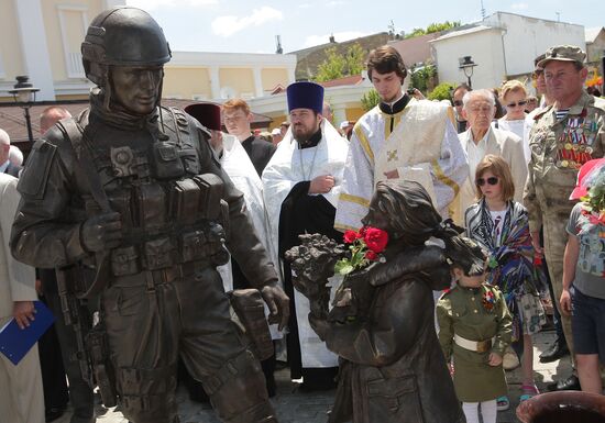 Polite People monument unveiled in Crimea
