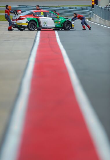 Racing. FIA WTCC. Round 4. Day One