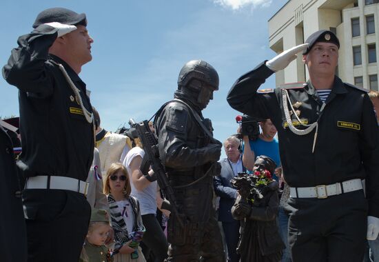Polite People monument unveiled in Crimea