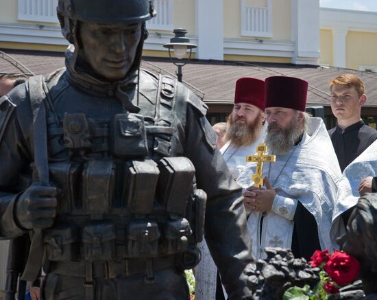 Polite People monument unveiled in Crimea