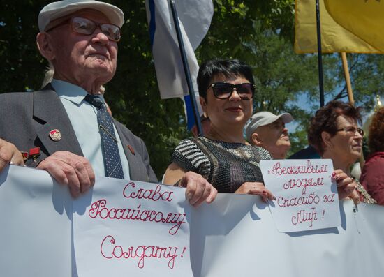 Polite People monument unveiled in Crimea