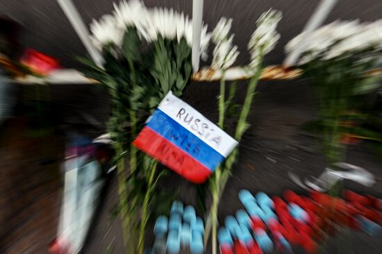 Flowers by US Embassy in Moscow