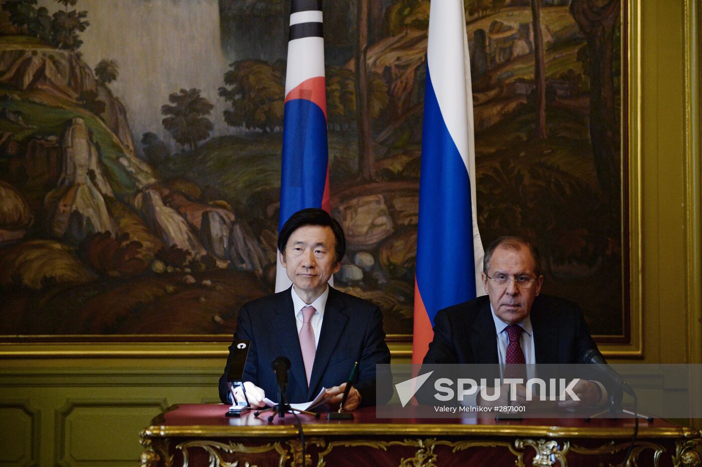 Meeting of Russia's and South Korea's foreign ministers Sergei Lavrov and Yun Byung-se