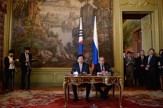 Russian Foreign Minister Sergei Lavrov meets his South Korean counterpart Yun Byung-se