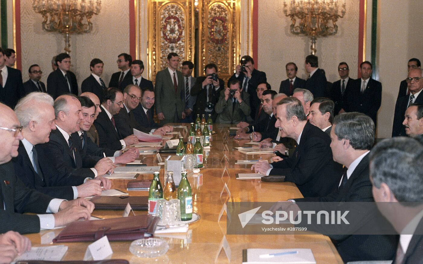 Syrian Arab Republic President Hafez al-Assad visits USSR