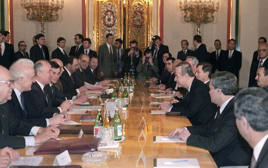 Syrian Arab Republic President Hafez al-Assad visits USSR