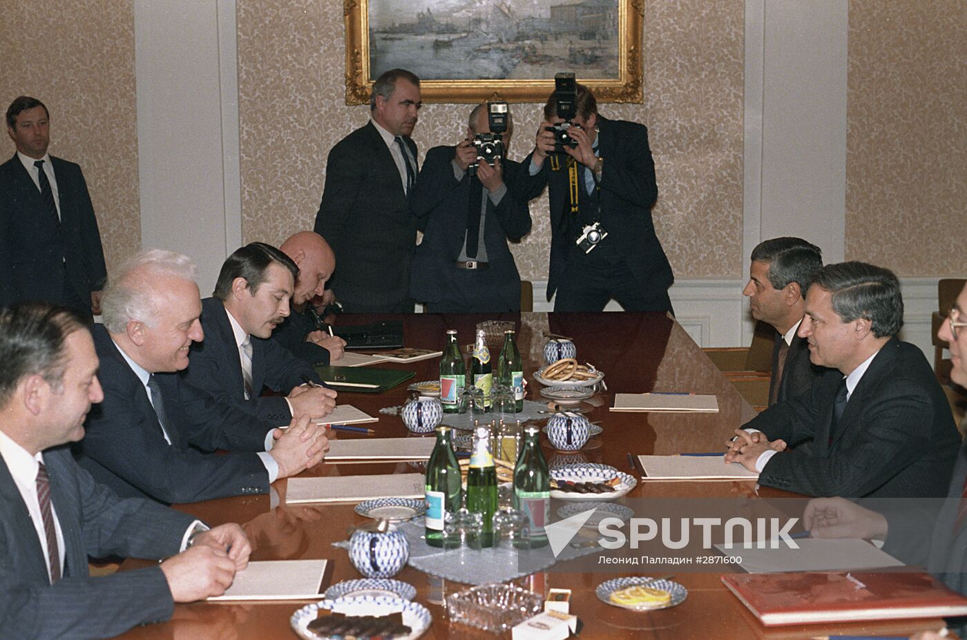 Eduard Shevardnadze meets with Farouk al-Sharaa