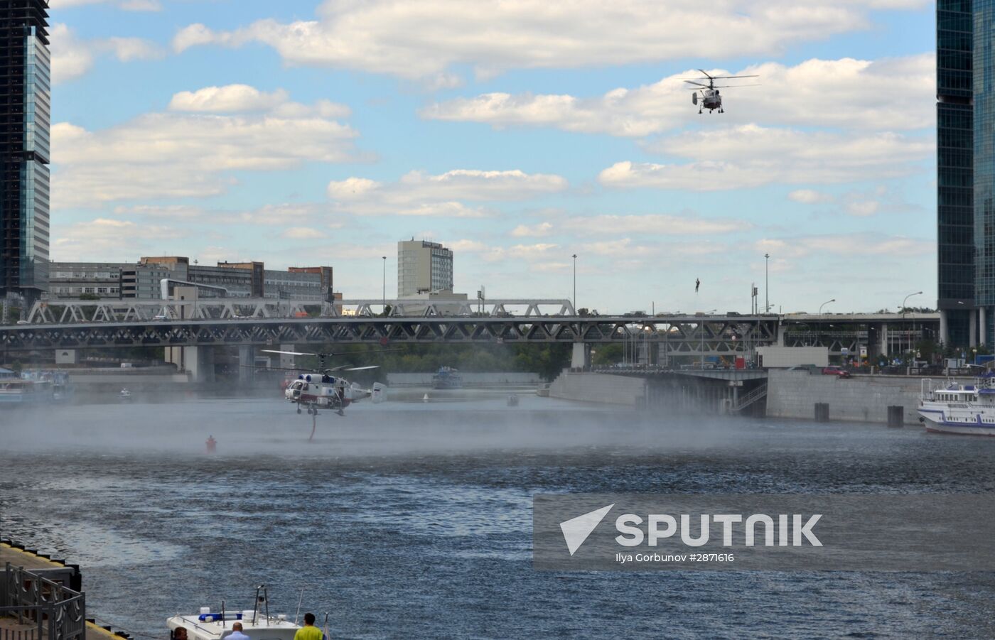 Emergencies Ministry holds drill on Bagration pedestrian bridge in Moscow