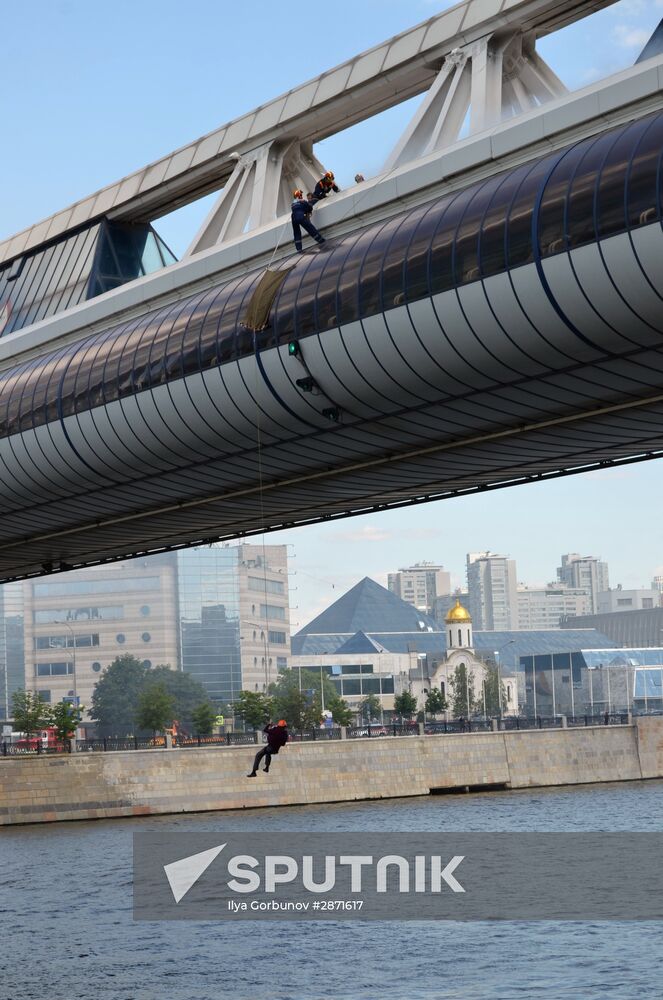 Emergencies Ministry holds drill on Bagration pedestrian bridge in Moscow