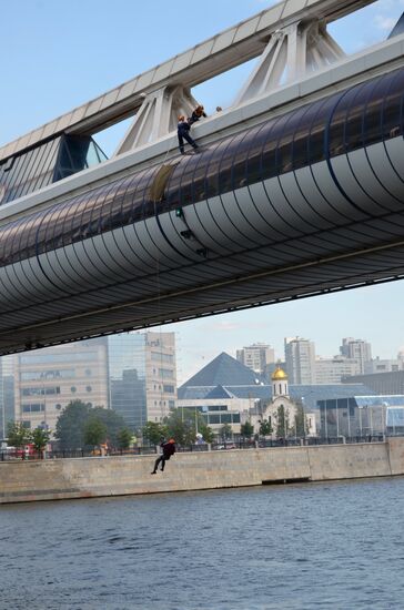 Emergencies Ministry holds drill on Bagration pedestrian bridge in Moscow