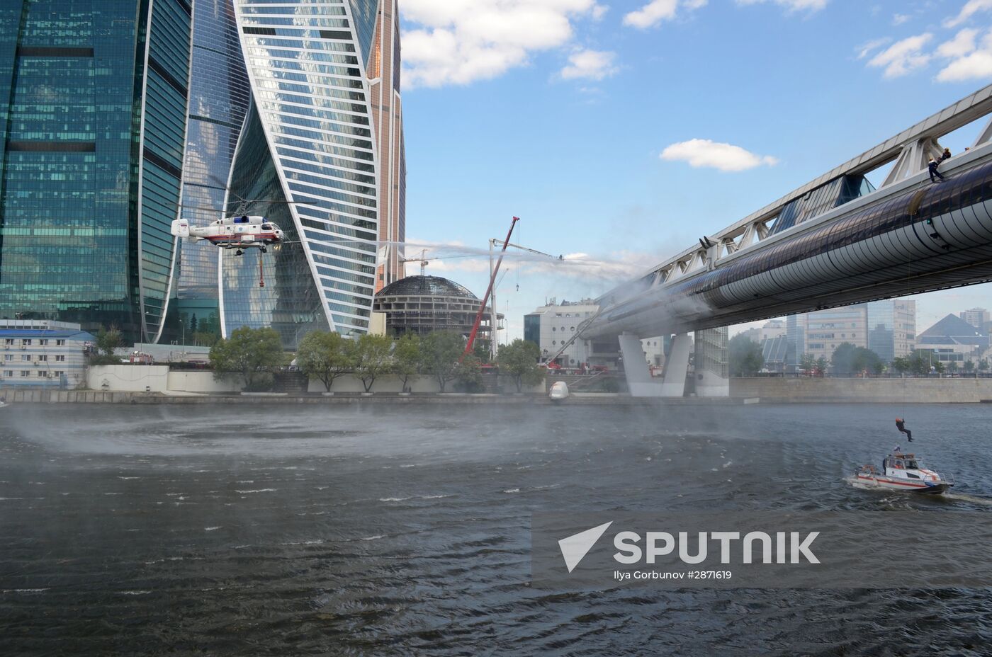 Emergencies Ministry holds drill on Bagration pedestrian bridge in Moscow