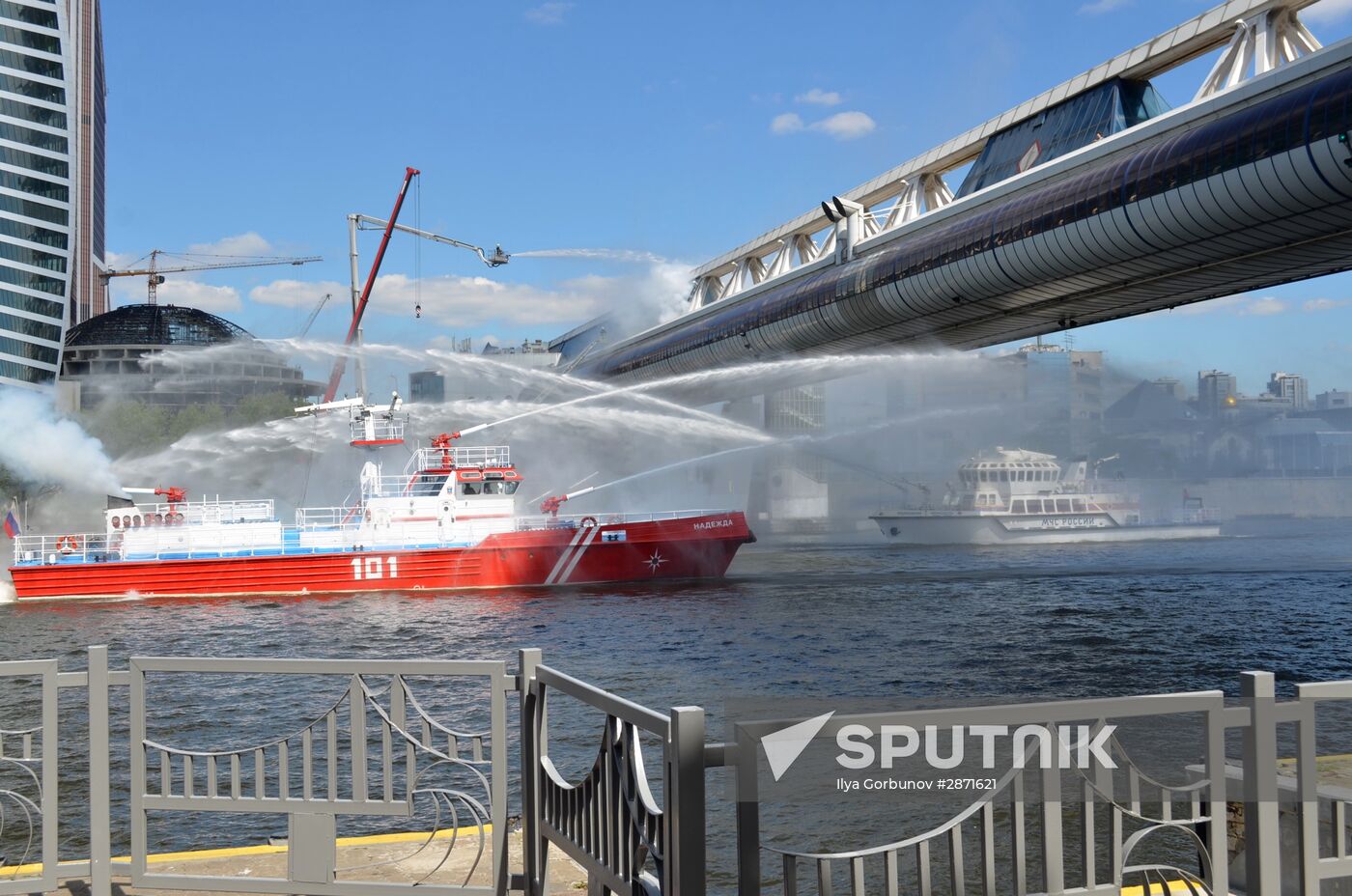 Emergencies Ministry holds drill on Bagration pedestrian bridge in Moscow