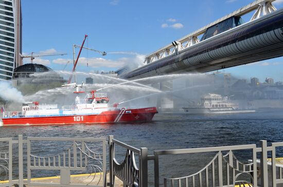 Emergencies Ministry holds drill on Bagration pedestrian bridge in Moscow