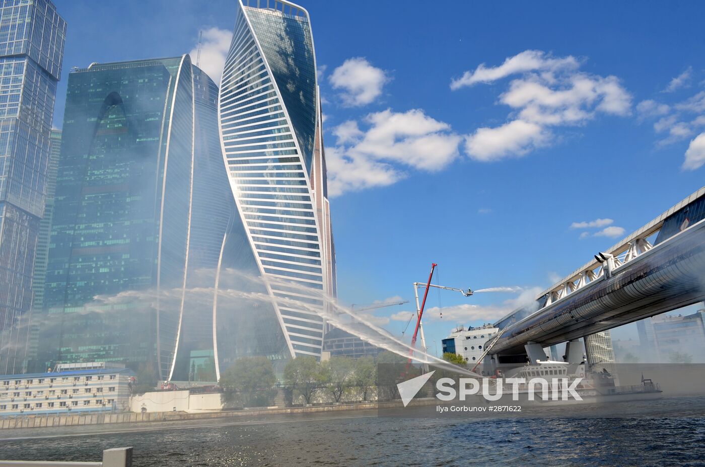 Emergencies Ministry holds drill on Bagration pedestrian bridge in Moscow