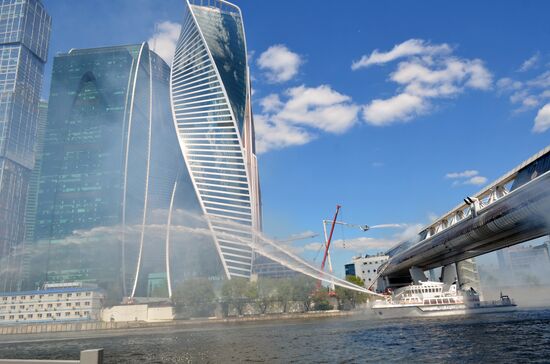 Emergencies Ministry holds drill on Bagration pedestrian bridge in Moscow
