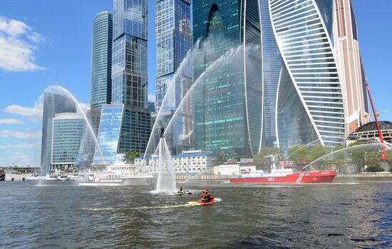 Emergencies Ministry holds drill on Bagration pedestrian bridge in Moscow