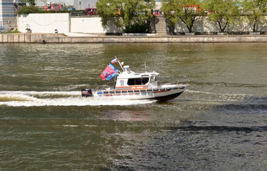 Emergencies Ministry holds drill on Bagration pedestrian bridge in Moscow