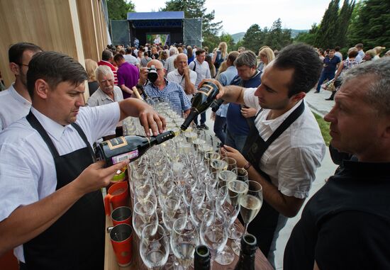 Zolotaya Balka champagne vineyard opens in Crimea