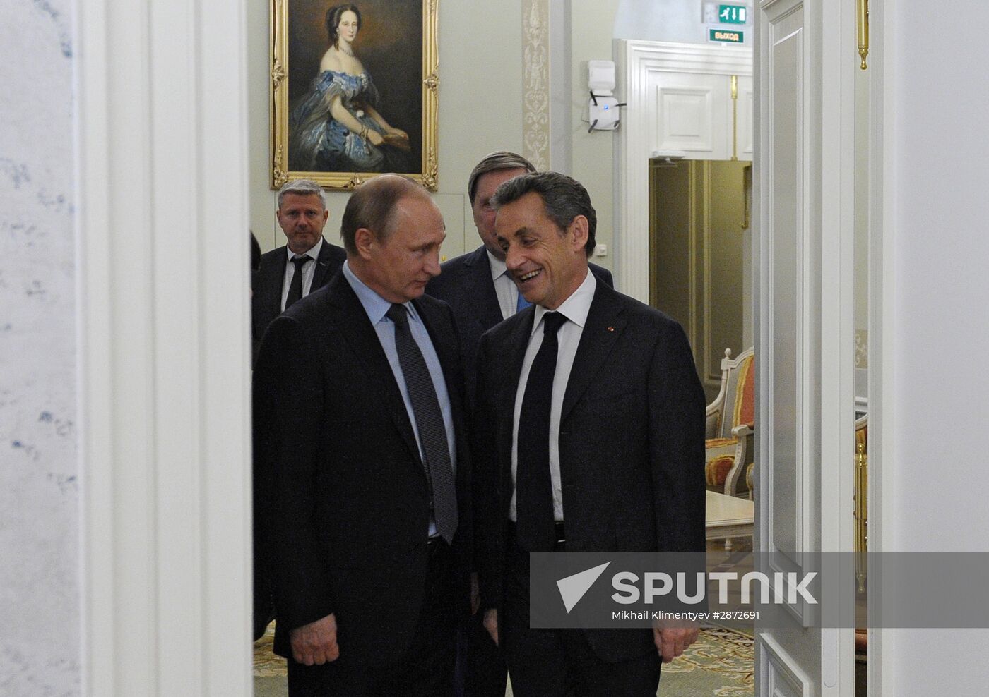 Vladimir Putin's informal dinner with former French president Nicolas Sarkozy