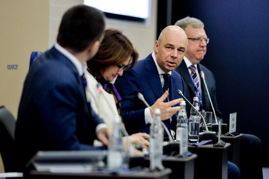 Panel discussion 'Russian Macroeconomic Policy in Response to A Volatile Economic Environment' at SPIEF