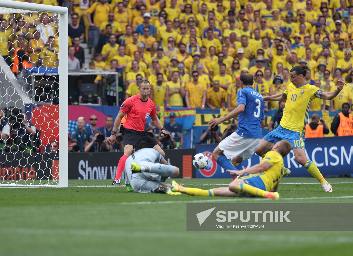 Football. UEFA Euro 2016. Italy vs. Sweden