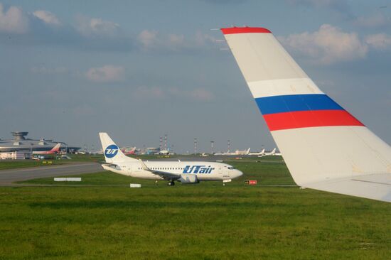 Boeing 737-524 airplane