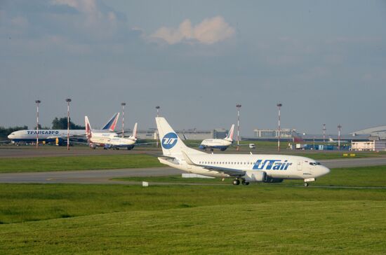 Boeing 737-524 airplane