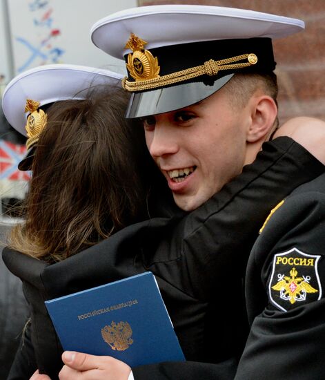 Warrant officers graduate from Makarov Pacific Naval School