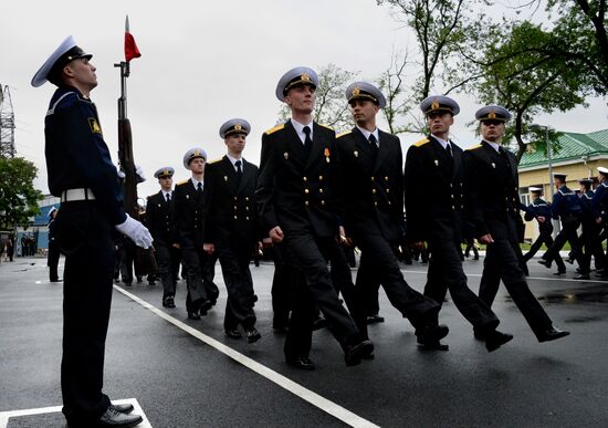 Warrant officers graduate from Makarov Pacific Naval School
