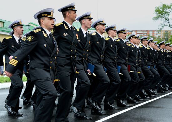 Warrant officers graduate from Makarov Pacific Naval School